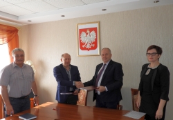Umowa na budowę hali sportowej w Cedrach Wielkich podpisana.