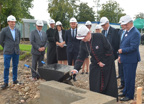 Uroczyste wmurowanie kamienia węgielnego pod rozbudowę Szkoły Podstawowej w Cedrach Wielkich.