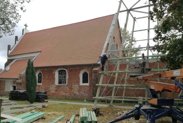 Montaż wieży w kościele w Trutnowach