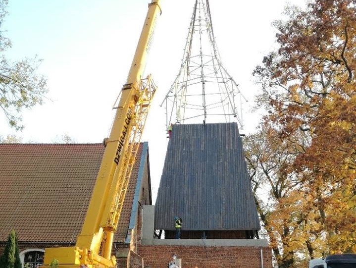 Montaż wieży w kościele w Trutnowach